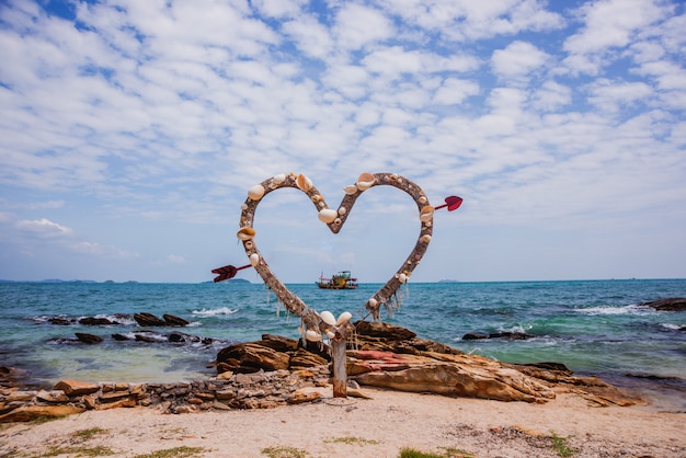 Foto decorazione di festa. cuore di conchiglie concetto di spiaggia estiva.