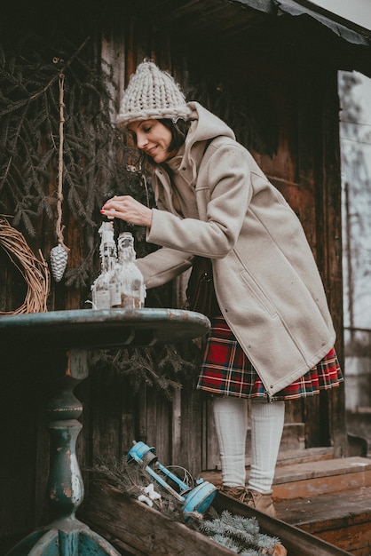 休日の装飾の女性は、自然の生態学的材料スカンジナビアスタイルからクリスマスの雰囲気のオープンエアの素朴なミニマルモダンを作成します。手作りで新年を飾るアイデア。