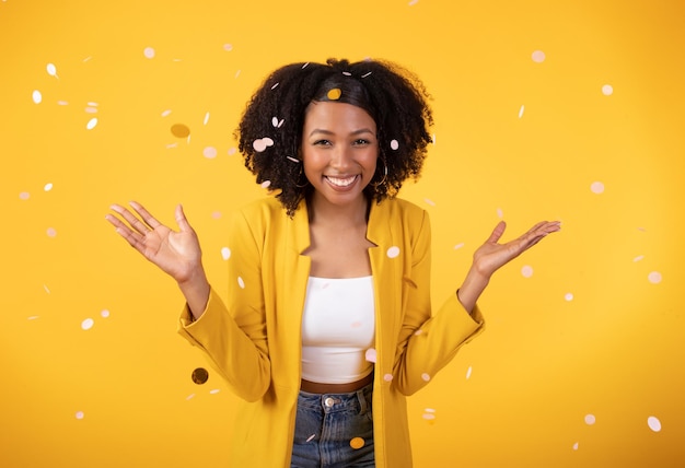 Photo holiday exuberance delighted young black lady ushering in festive cheer showering confetti over