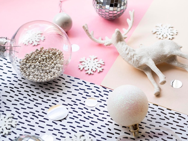 写真 パステル調の幾何学的なピンクの休日のお祝いの静物コンセプトのクリスマスの装飾品や装飾品