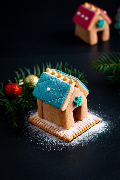 Dolci natalizi, case di panpepato e albero di natale per regali o feste