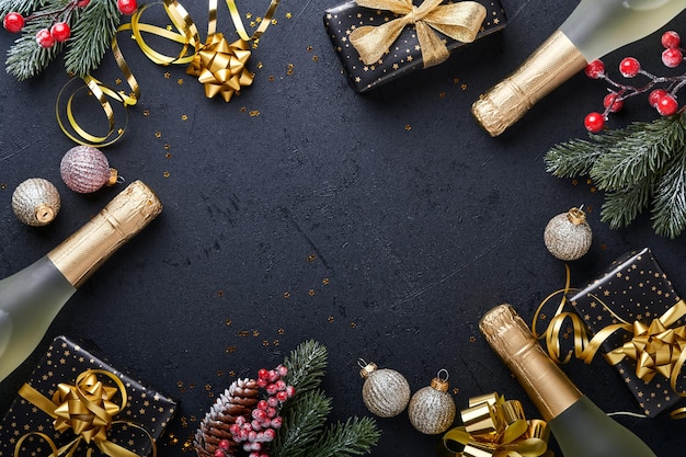 Праздничная подарочная коробка или подарок с лентой, золотым конфетти и золотыми шарами на черном фоне. волшебная рождественская открытка. рождественские украшения. бордюрный дизайн. макет. вид сверху.