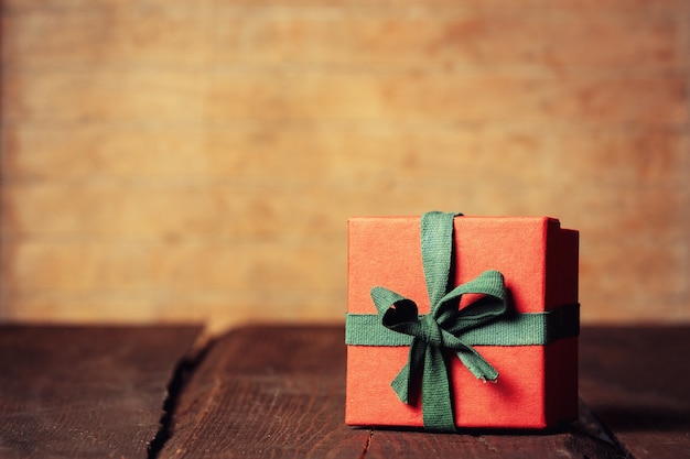 나무 테이블에 크리스마스 선물 상자입니다. 빈티지 색상 스타일의 이미지