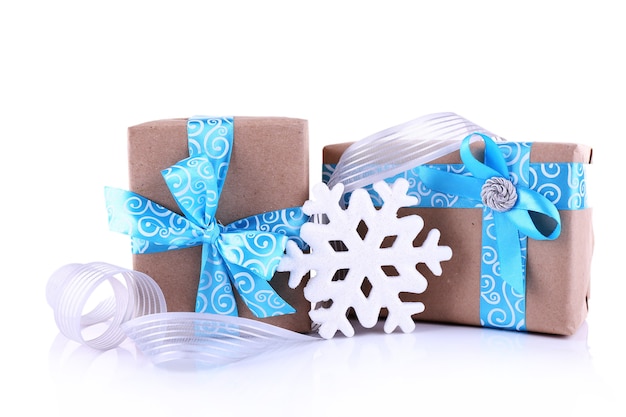 Праздничные подарочные коробки, украшенные голубой лентой на белом