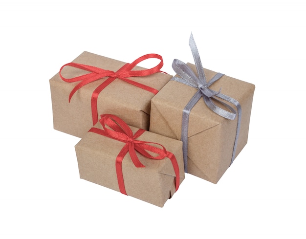 Праздничные подарочные коробки, украшенные лентой на белом фоне
