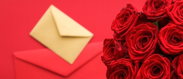 Праздничный подарок цветы flatlay и концепция счастливых отношений любовное письмо и служба доставки цветов ...