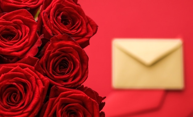 Праздничный подарок цветы flatlay и концепция счастливых отношений любовное письмо и служба доставки цветов ...