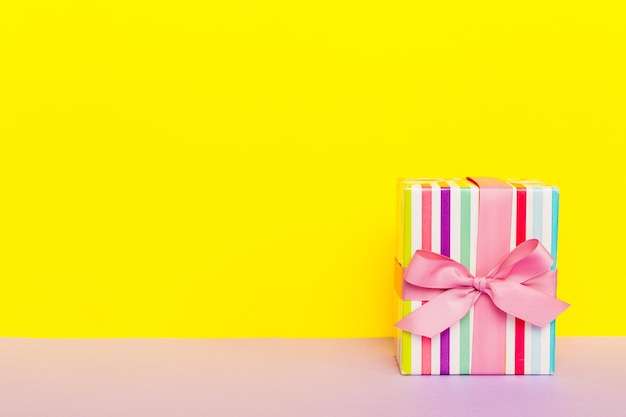 휴일 수제 선물은 복사 공간이 있는 분홍색 리본 활 상단 보기를 묶습니다. 플랫 레이 휴일 배경 복사 공간이 있는 생일 또는 크리스마스 선물 크리스마스 선물 상자 개념