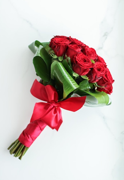写真 赤いバラのバレンタインデーの豪華な花束にプレゼントの休日の愛