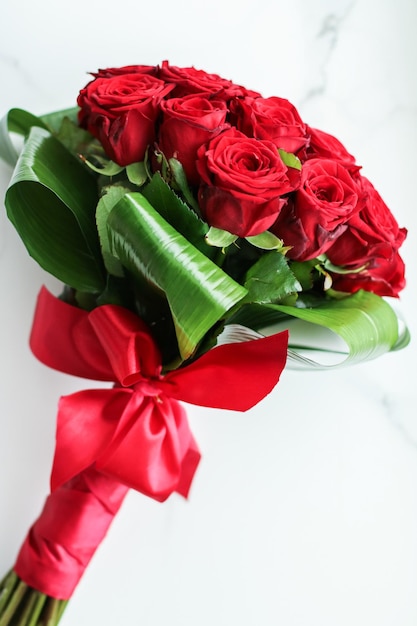 Фото Подарок влюбленности праздника на день валентинок роскошный букет красных роз