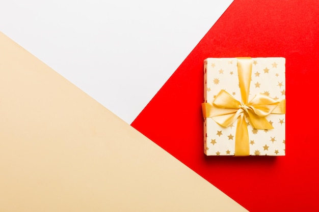 휴일 종이 선물은 복사 공간이 있는 노란색 리본 활 상단 보기를 묶었습니다. 평면 누워 휴일 배경 생일 또는 크리스마스 선물 복사 공간이 있는 크리스마스 선물 상자 개념