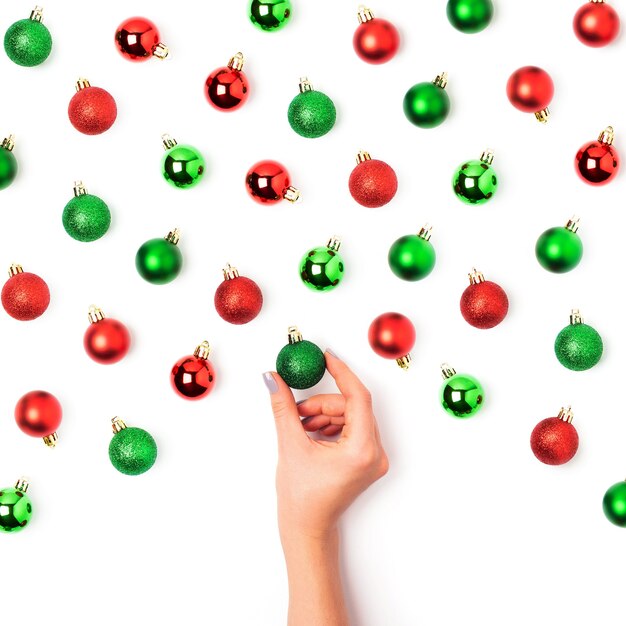흰색 바탕에 빨간색과 녹색 크리스마스 공으로 만든 휴일 패턴입니다. 평평한 평지, 평면도