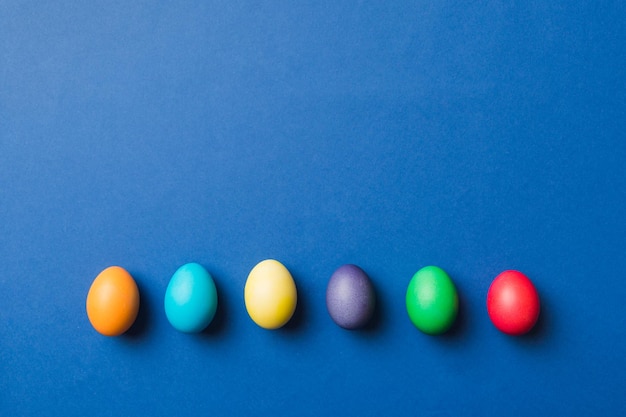 Подготовка к празднику Разноцветные пасхальные яйца на цветном фоне Пастельные цветные пасхальные яйца концепция праздника с копией пространства