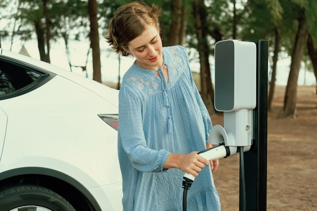 Foto vacanza on the road in viaggio nella natura con l'auto elettrica perpetual