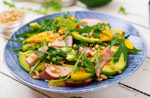 Insalata natalizia con pollo affumicato, mango, avocado e rucola