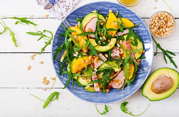 Insalata natalizia con pollo affumicato, mango, avocado e rucola