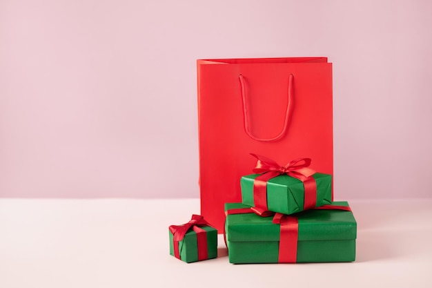 Borsa per la spesa e scatole regalo per le vacanze. concetto di shopping per le vacanze di natale