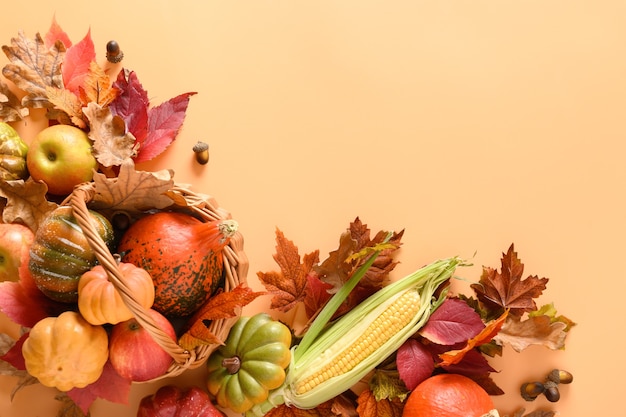 秋の収穫カボチャとトウモロコシの穂軸カラフルな落ち葉と休日の感謝祭の構成