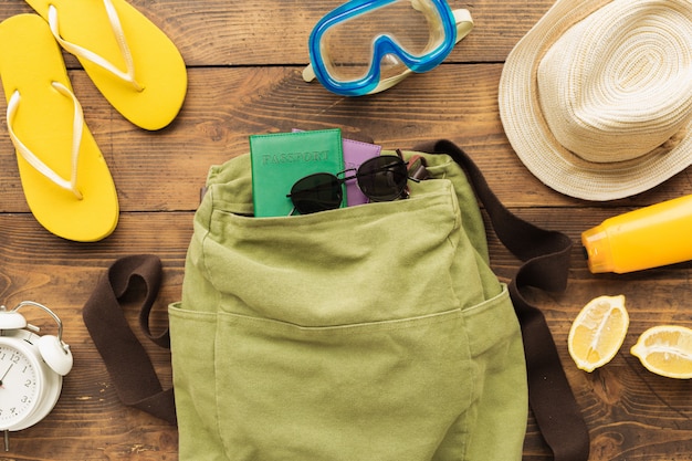 Праздничный туристический летний туристический рюкзак с паспортами и предметами для отдыха на деревянном