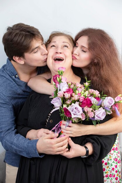 女性で休日 花束を持った年配の女性