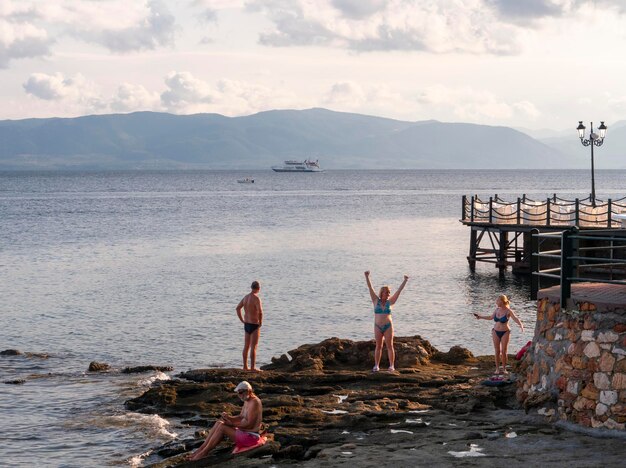 行楽客は、ギリシャのスパリゾート、Loutra Edipsou、ギリシャの温泉で自然治癒浴をする