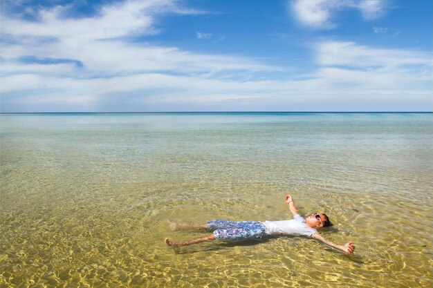 Foto vacanze in tutto il mondo uomo rilassarsi in mare