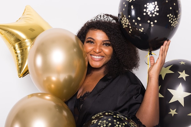 Vacanze, festa di compleanno e concetto di divertimento - ritratto di giovane donna giovane afro-americana sorridente