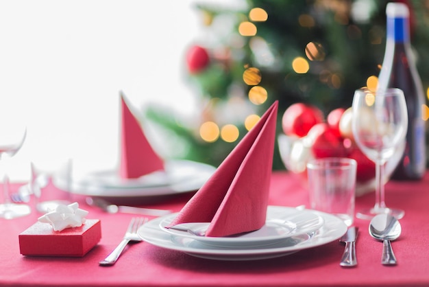 休日、お祝い、家のコンセプト-クリスマスツリーと装飾されたテーブルのある部屋のクローズアップ