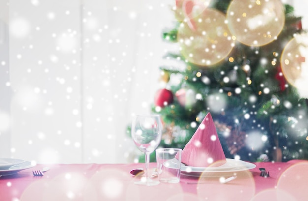 休日、お祝い、家のコンセプト-クリスマスツリーと装飾されたテーブルのある部屋のクローズアップ