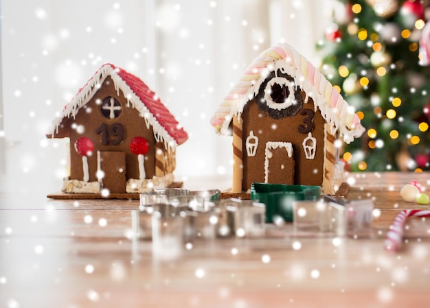 праздники, рождество, выпечка и концепция сладостей - крупный план красивых пряничных домиков дома