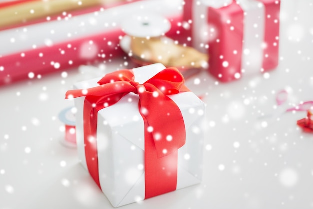 휴일, 장식 및 축하 개념 - 테이블에 크리스마스 선물 클로즈업