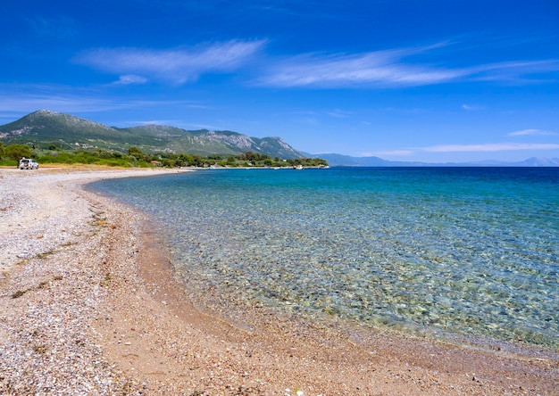 ギリシャのエーゲ海の晴れた日にエヴィア島ギリシャの休日
