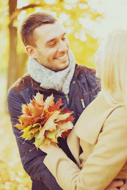 휴일, 사랑, 여행, 관계 및 데이트 개념 - 가을 공원에서 낭만적인 커플