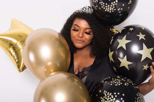 휴일, 파티 및 재미 개념-찾고 웃는 젊은 아프리카 계 미국인 젊은 여자의 초상화