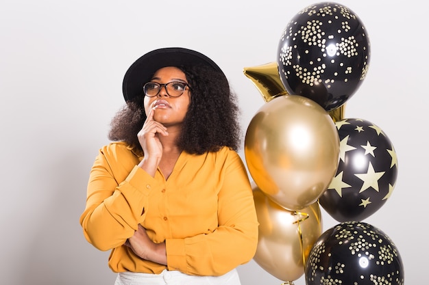 휴일, 파티 및 재미 개념-찾고 웃는 젊은 아프리카 계 미국인 젊은 여자의 초상화