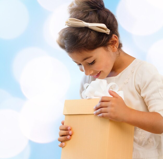 휴일, 선물, 크리스마스, x-mas, 생일 개념 - 선물 상자가 있는 행복한 아이 소녀