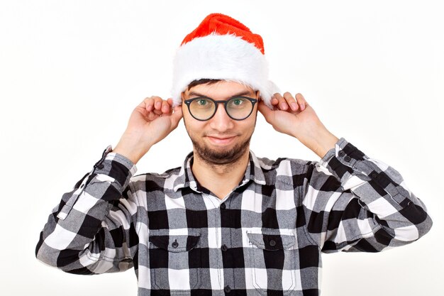 휴일 및 선물 개념-크리스마스 모자에 재미 감정적 인 남자