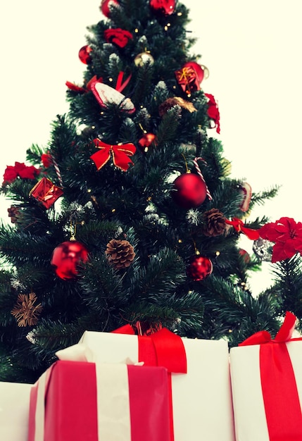 Photo holidays, winter and celebration concept - close up of christmas tree and presents