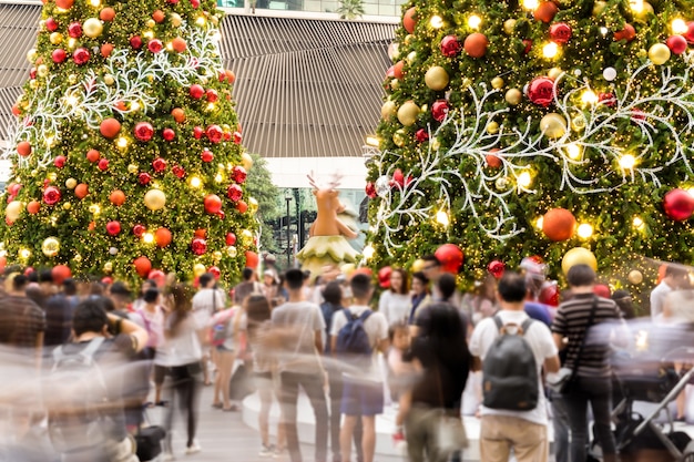 Holidy-gebeurtenispartij openlucht vage mensen met Kerstboom en achtergrondlichten