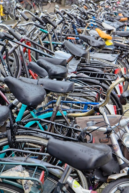 네덜란드, 암스테르담; 2011년 10월 9일, 중앙역 근처에 주차된 자전거 - 사설