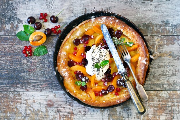 Hollandse babypannekoek met fruit en bessen. Gezond ontbijt. Food Trend Dessert.