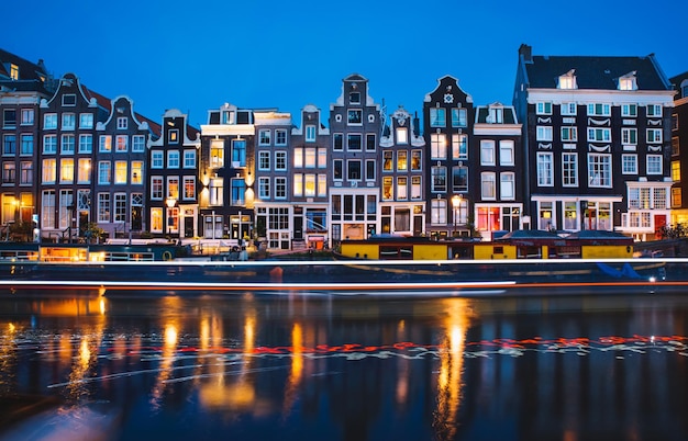 Hollandse huisjes aan de gracht in de avond