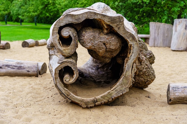 Holle log in een speeltuin voor kinderen om mee te spelen.