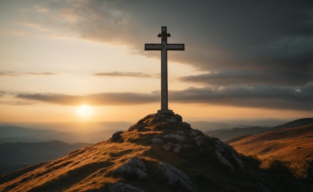 Foto holly cross staat op de top van de berg met zonsondergang