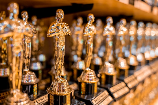 Hollywood golden oscar academy trofeeën gerangschikt op de plank voor verkoop in de winkel