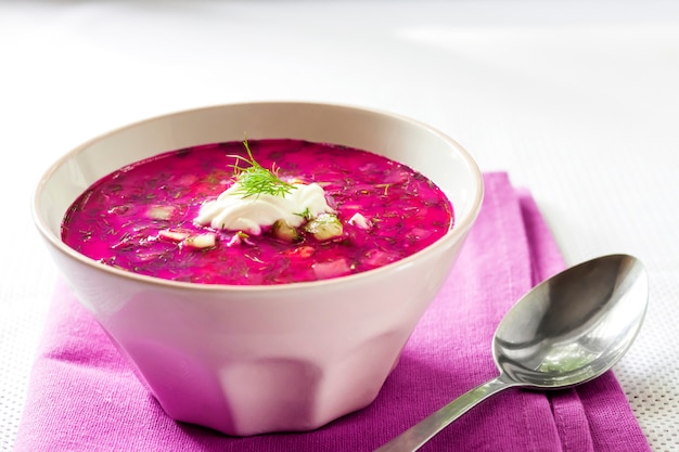 Holodnik-伝統的なリトアニア語（ロシア語、ウクライナ語、ベラルーシ語、ポーランド語）の冷たいビーツのスープ