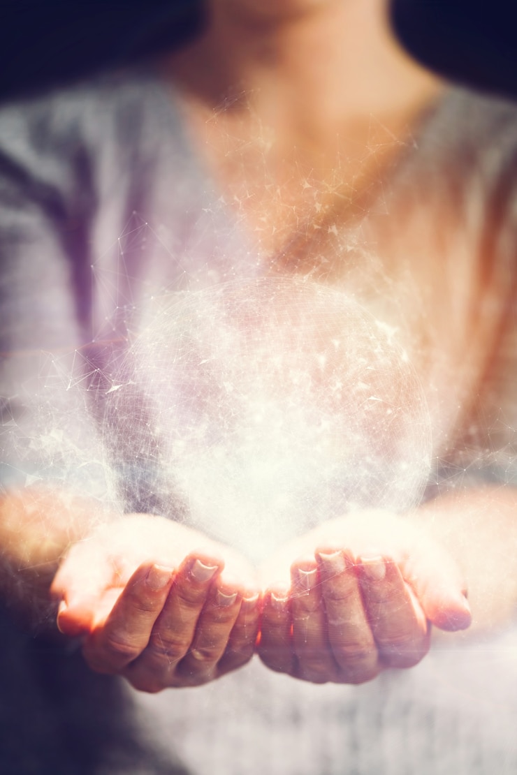 Photo hologram mesh ball in woman's hands.