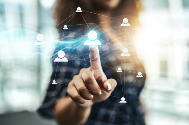 Hologram netwerk en vinger van de persoon voor sociale media website en online app mockup Zakelijke professionele en digitale technologie met overlay voor communicatie contact en onderzoek op kantoor