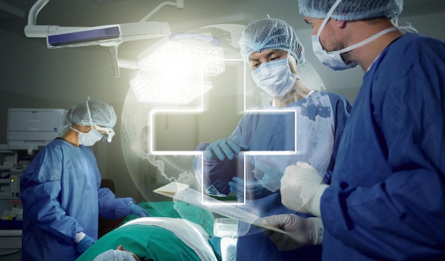 Foto hologram teamwerk en artsen in een ziekenhuis voor een operatie samen werken in het theater om een leven te redden wereldgezondheidszorg medisch en een chirurg team in de operatiekamer van een kliniek voor een operatie