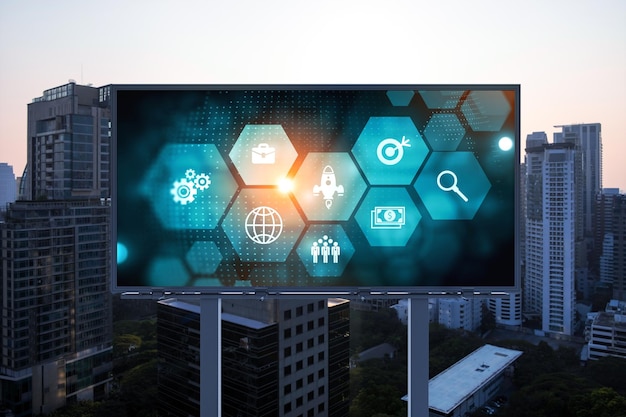 Hologram van gloeiende pictogrammen voor onderzoek en ontwikkeling op billboard Zonsondergang panoramisch uitzicht op de stad van Bangkok Concept van innovatieve technologieën om nieuwe diensten en producten te creëren in Zuidoost-Azië